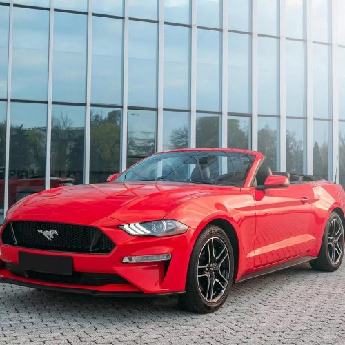 Ford Mustang decapotabilă roșie