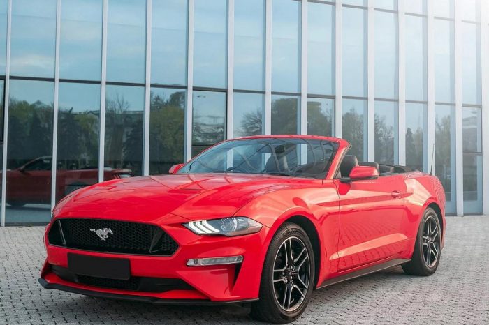 Ford Mustang decapotabilă roșie