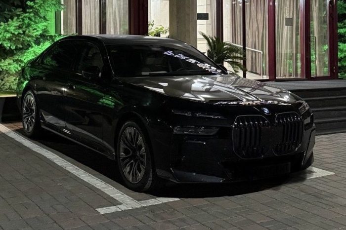 BMW 7 negru